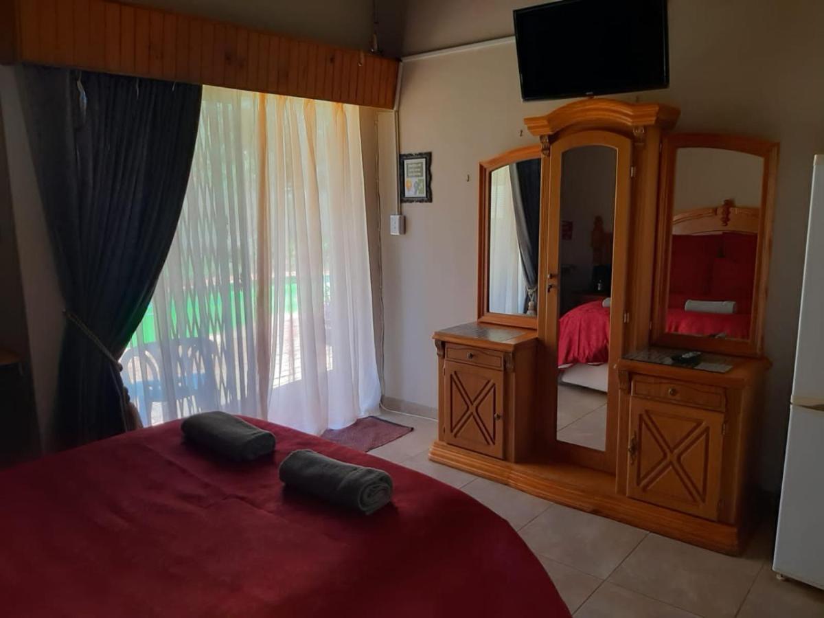 פולוקוואנה Chariots Guest House מראה חיצוני תמונה